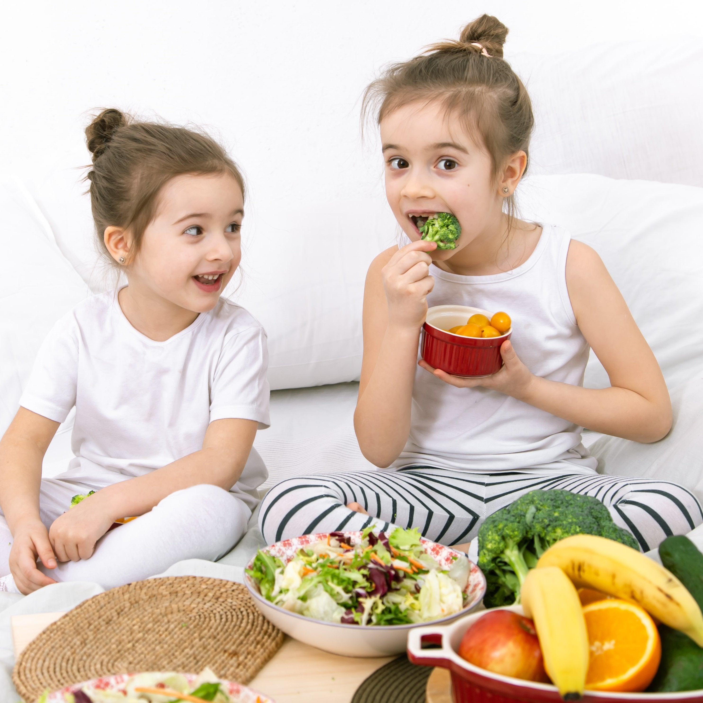 Удиви едой. Правильное питание картинки для детей. Семья ест здоровую пищу. Приучайте ребенка к правильному питанию. Семья ест фрукты и овощи.